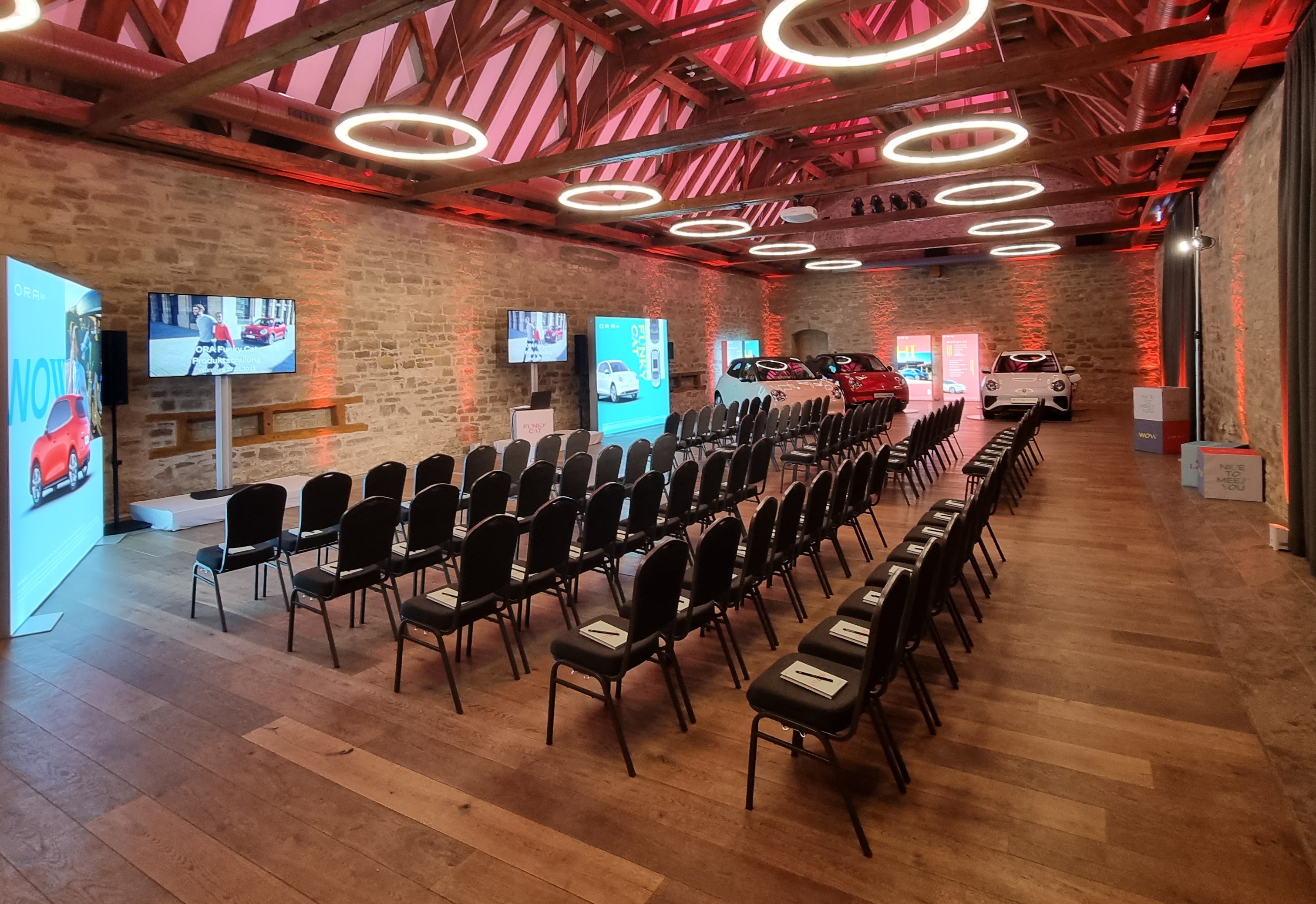 Meilensteine feiern Für ein Firmenevent eines Autoherstellers fertig vorbereitete Festscheune der Eventlocation für Firmenevents in Würzburg