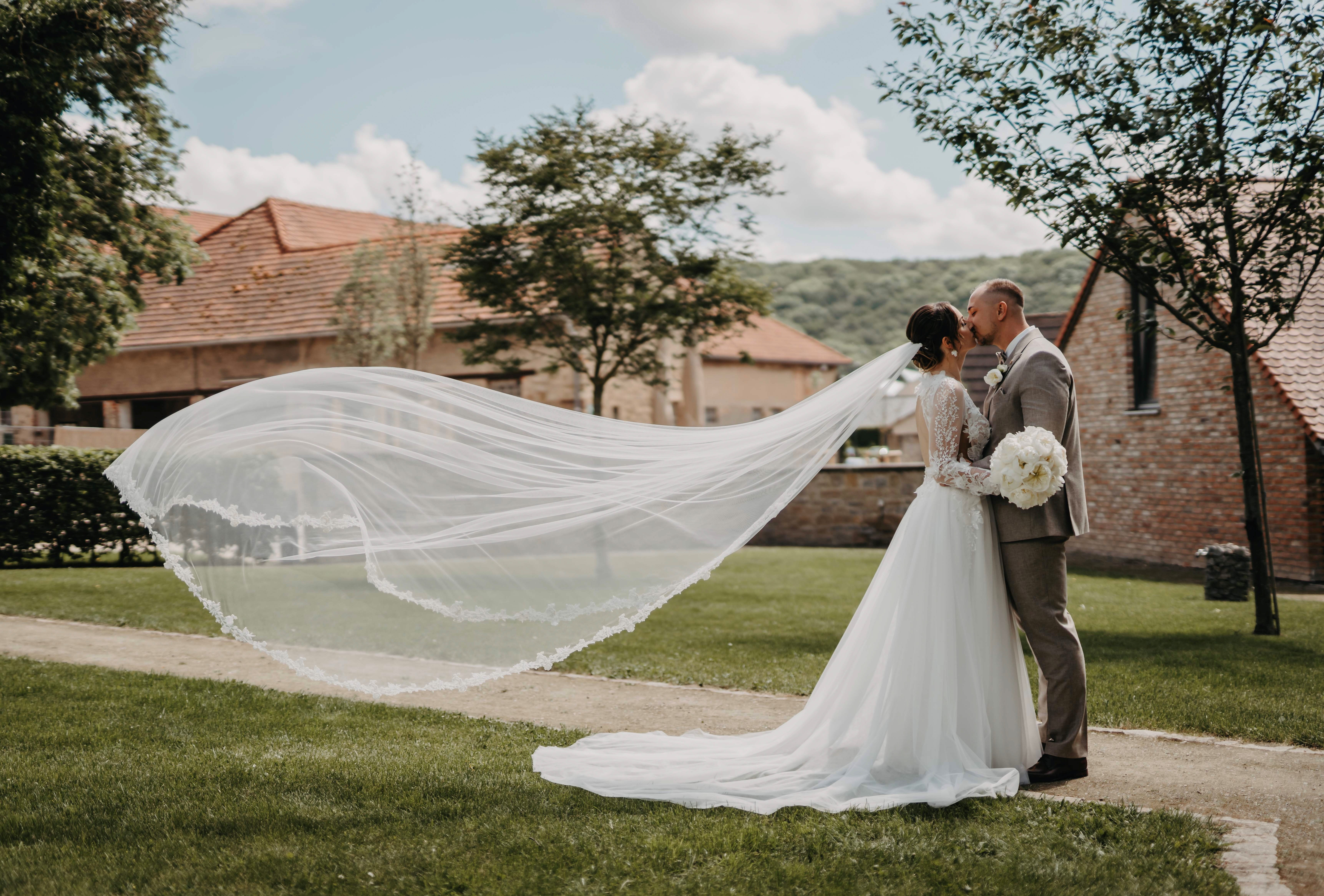 Hochzeitspaar küsst sich nach der freien Trauung auf Gut Wöllried.