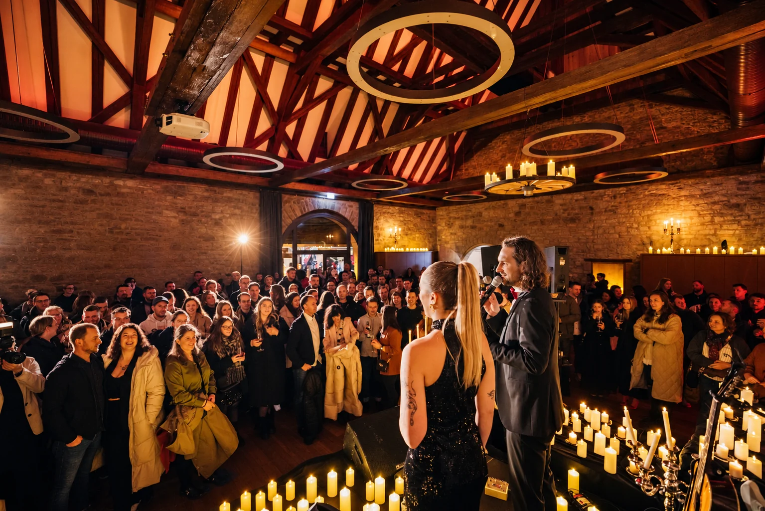 Gäste erleben ein stimmungsvolles Candlelight-Konzert in der Festscheune von Gut Wöllried