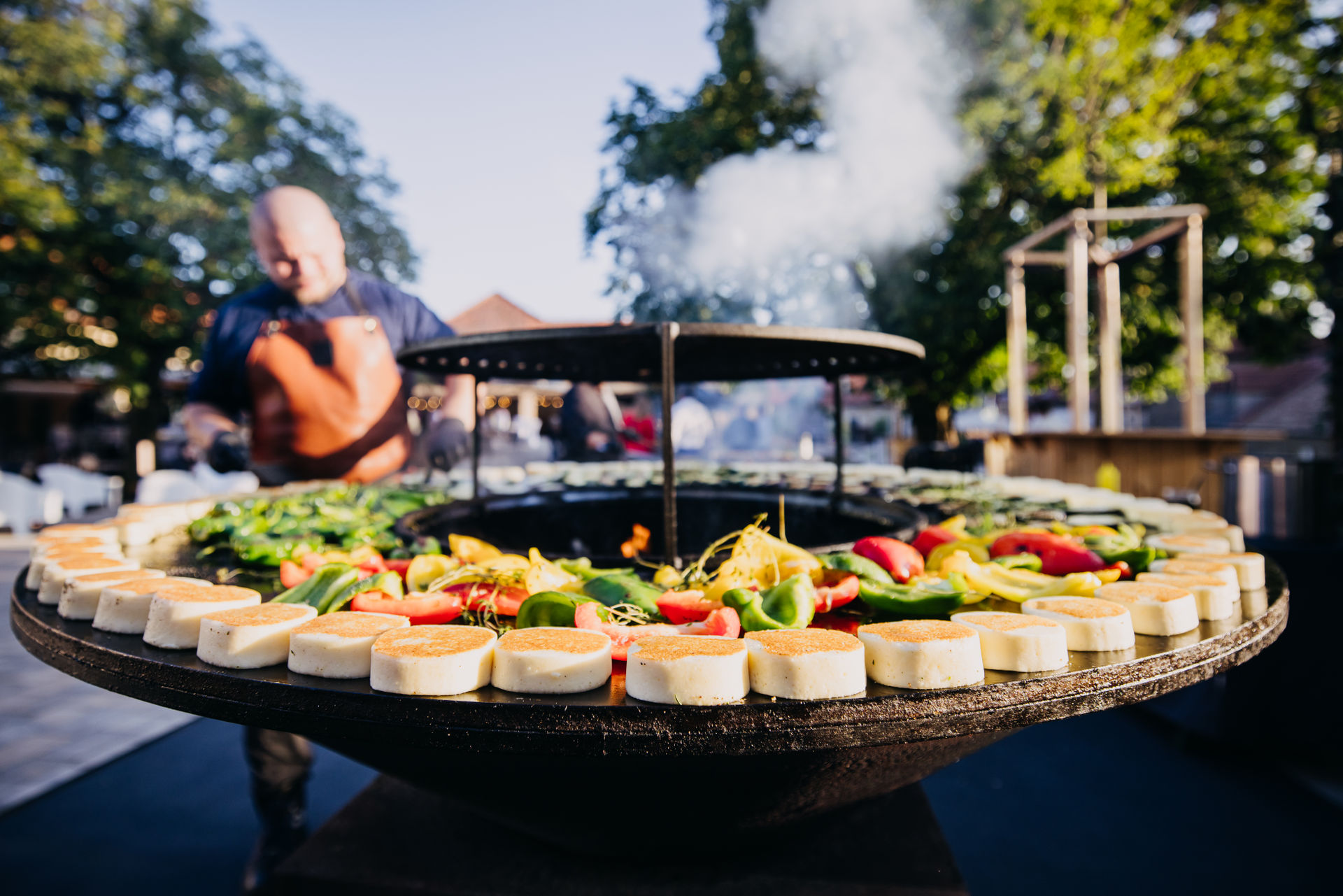 Gegrilltes Gemüse und Käse auf einer großen Feuerplatte bei einer Hochzeit auf Gut Wöllried